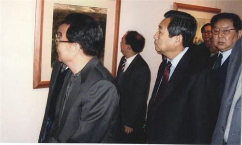 国家领导人李瑞环观看中青华夏书画院举办的展览-第1张图片-中青华夏书画院